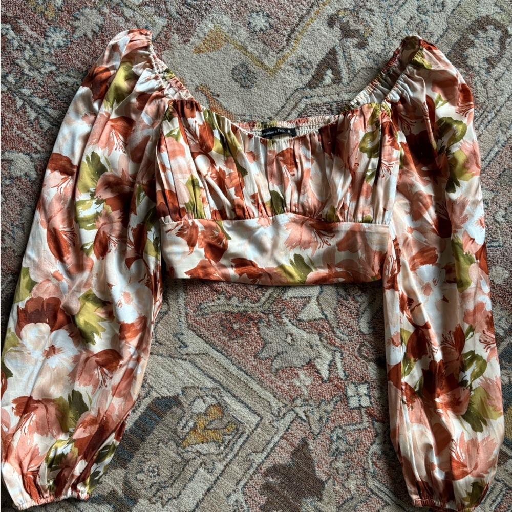 abercrombie & fitch white floral Cropped Long-Sleeve Satin Top